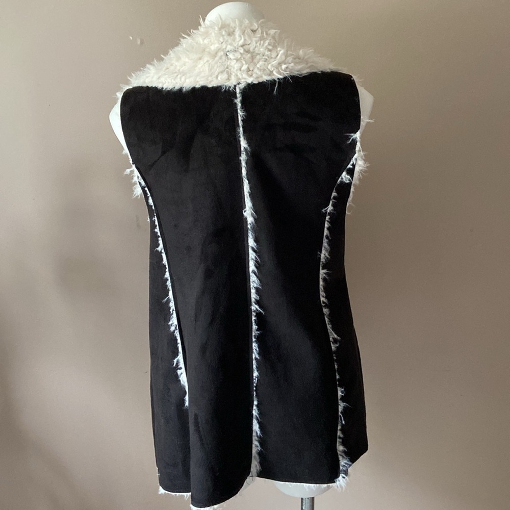 A&O International Black And Cream Sherpa Vest - Picture 4 of 10